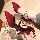 Κομψά γυναικεία παπούτσια με σταυροί δεσμούς και λεπτό τακούνι