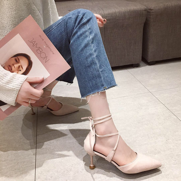 Κομψά γυναικεία παπούτσια με σταυροί δεσμούς και λεπτό τακούνι