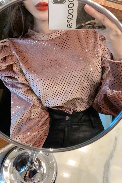 Bársony női blúz puffos ujjakkal és flitterekkel