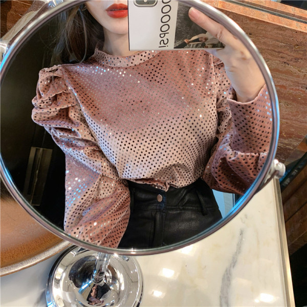 Bársony női blúz puffos ujjakkal és flitterekkel