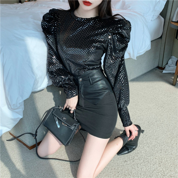 Bársony női blúz puffos ujjakkal és flitterekkel