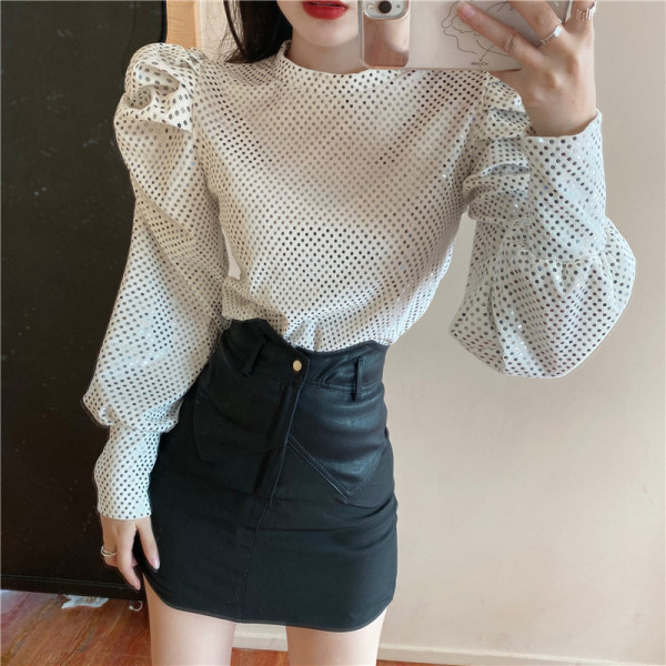 Bársony női blúz puffos ujjakkal és flitterekkel