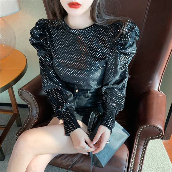 Bársony női blúz puffos ujjakkal és flitterekkel