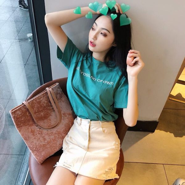 Vabaaja naiste t-särk ovaalse kaelusega, lühikeste varrukate ja pealdisega