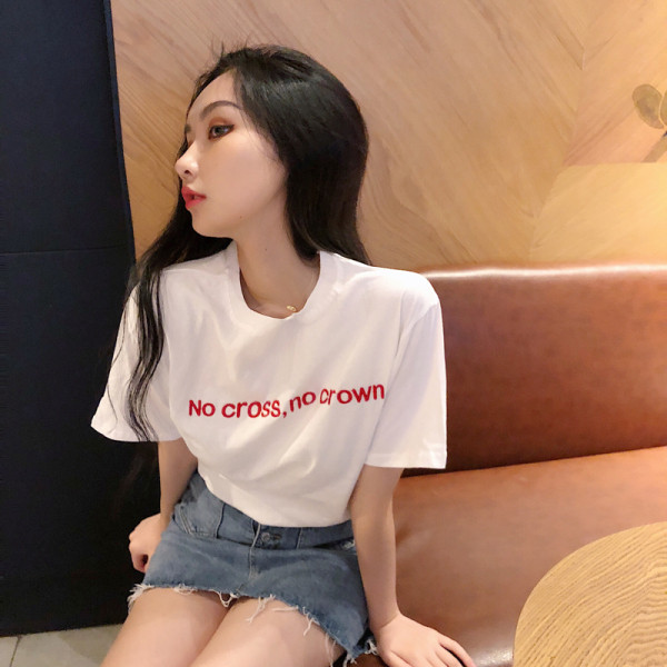 Vabaaja naiste t-särk ovaalse kaelusega, lühikeste varrukate ja pealdisega