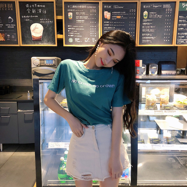 Vabaaja naiste t-särk ovaalse kaelusega, lühikeste varrukate ja pealdisega