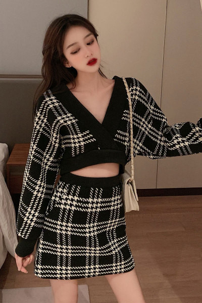 Naiste igapäevane kootud komplekt kahest osast - lühike pluus ja kõrge vöökohaga seelik