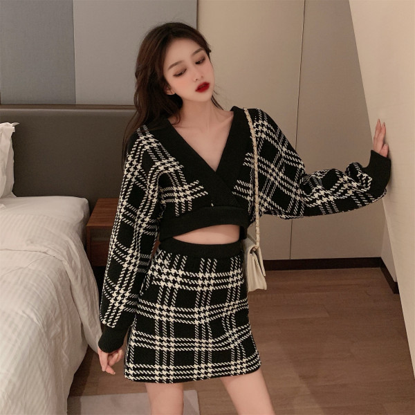 Naiste igapäevane kootud komplekt kahest osast - lühike pluus ja kõrge vöökohaga seelik