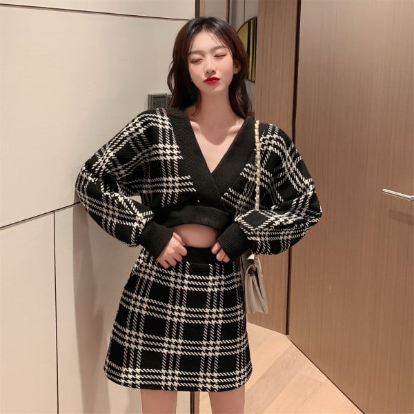 Naiste igapäevane kootud komplekt kahest osast - lühike pluus ja kõrge vöökohaga seelik