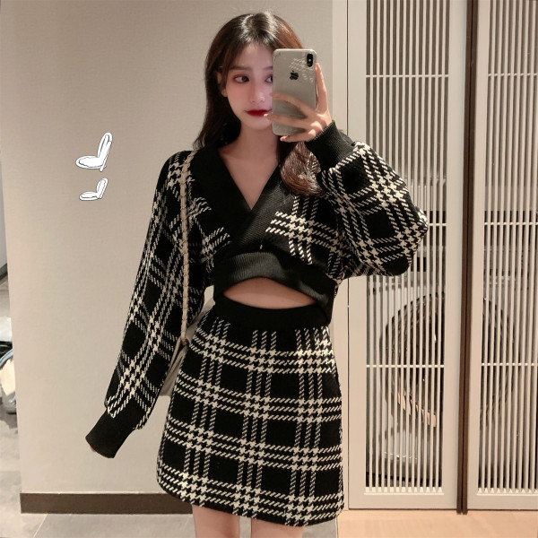 Naiste igapäevane kootud komplekt kahest osast - lühike pluus ja kõrge vöökohaga seelik