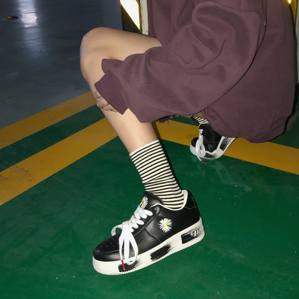 Naiste vabaaja nahast tossud ökonahast lipsudega