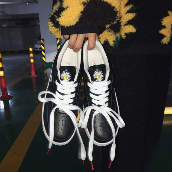 Naiste vabaaja nahast tossud ökonahast lipsudega