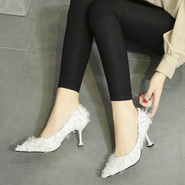 Stiilsed õhukeste kontsade ja narmastega naistekingad