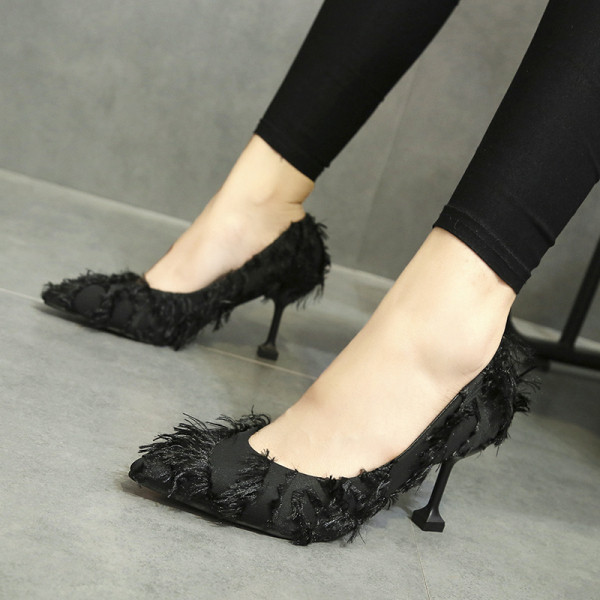 Stiilsed õhukeste kontsade ja narmastega naistekingad