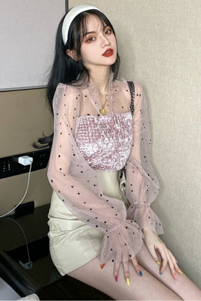 Tavaszi női ing spitz nyakkivágással és hímzéssel