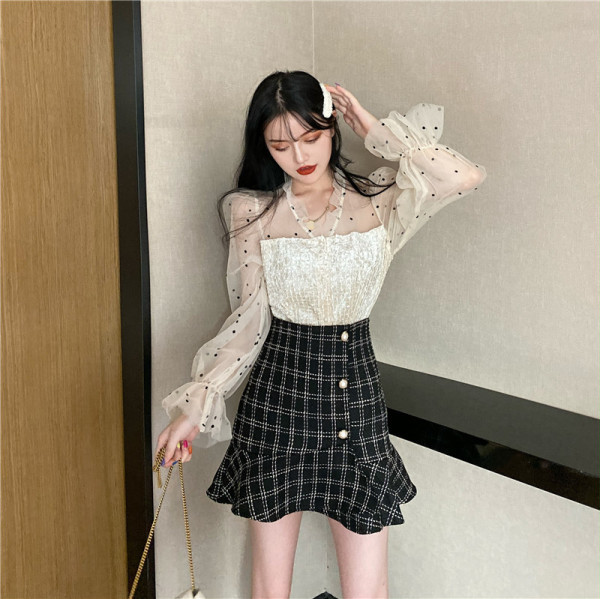 Tavaszi női ing spitz nyakkivágással és hímzéssel