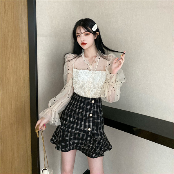 Tavaszi női ing spitz nyakkivágással és hímzéssel