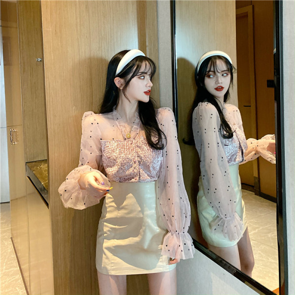 Tavaszi női ing spitz nyakkivágással és hímzéssel