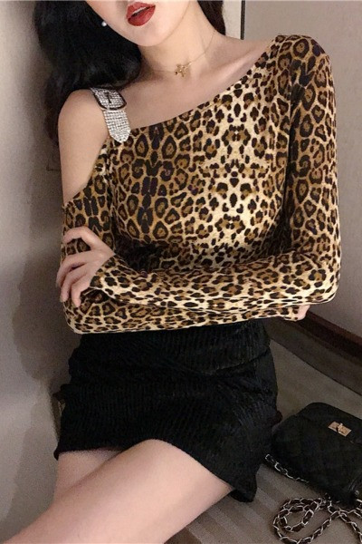 Modern női blúz leopárd mintával, ejtett ujjú csattal