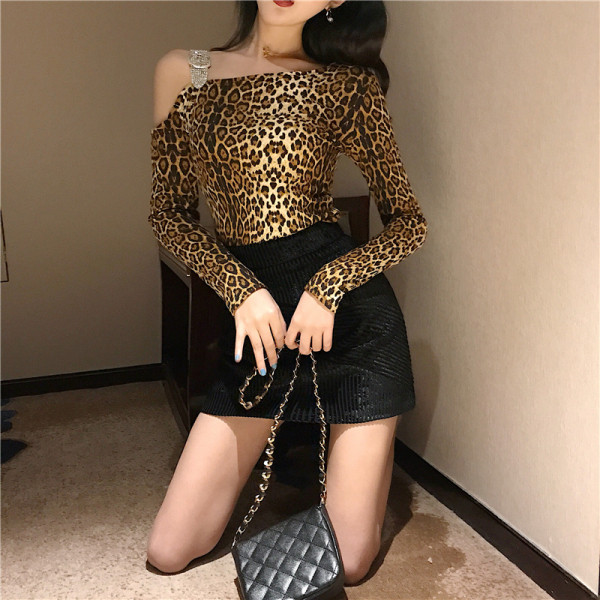 Modern női blúz leopárd mintával, ejtett ujjú csattal