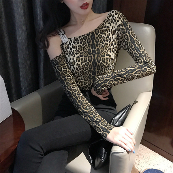 Modern női blúz leopárd mintával, ejtett ujjú csattal
