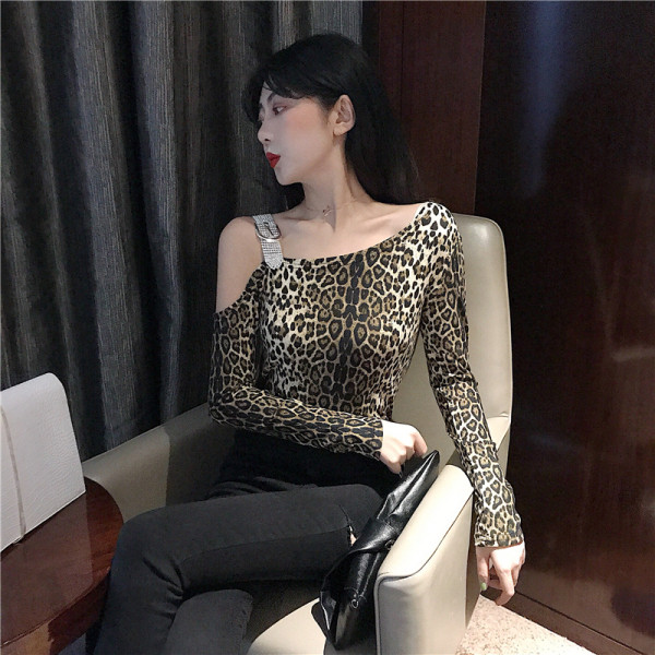 Modern női blúz leopárd mintával, ejtett ujjú csattal
