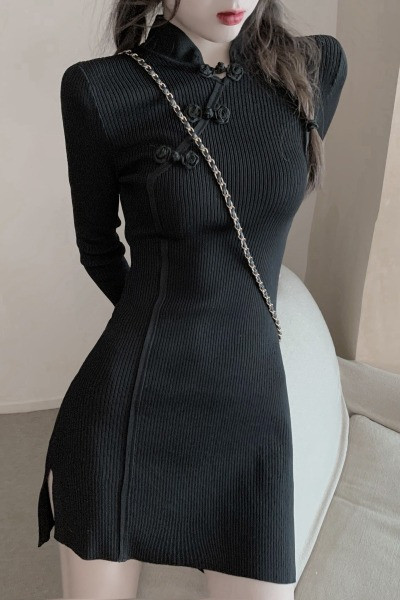 Must velvetitrikoost paelte ja lõhikuga naiste kleit