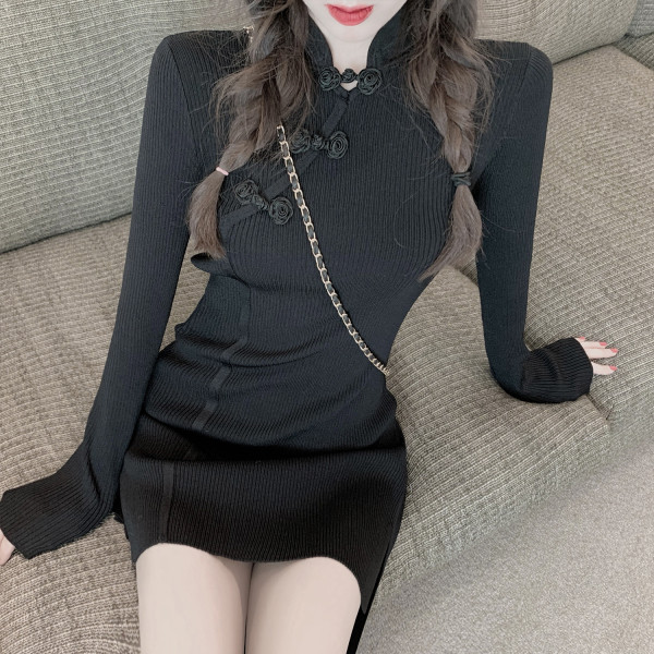 Must velvetitrikoost paelte ja lõhikuga naiste kleit