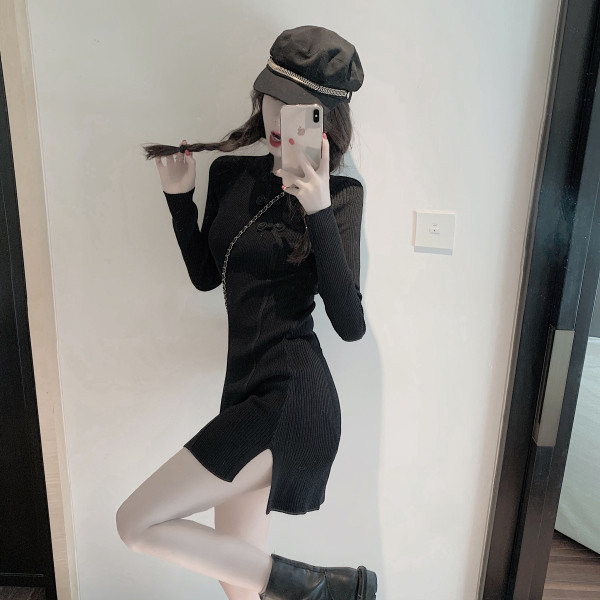 Must velvetitrikoost paelte ja lõhikuga naiste kleit