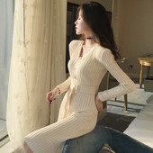 Pikk naiste kleit, mis on valmistatud velvetist džersist spits-kaelusega, nööpide ja vöörihmaga