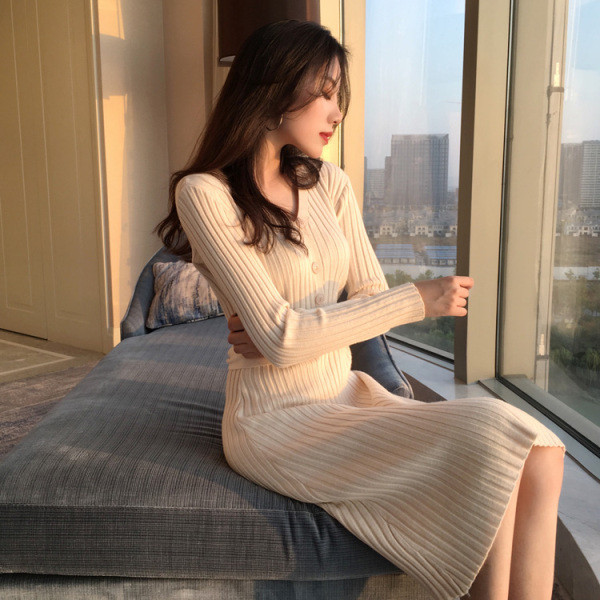 Pikk naiste kleit, mis on valmistatud velvetist džersist spits-kaelusega, nööpide ja vöörihmaga