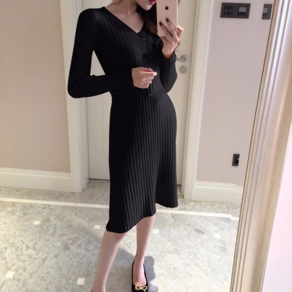 Pikk naiste kleit, mis on valmistatud velvetist džersist spits-kaelusega, nööpide ja vöörihmaga