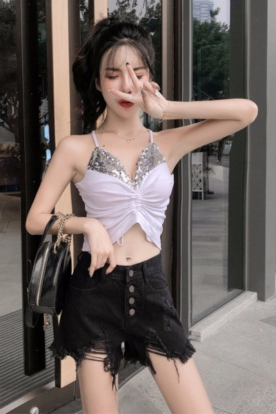 Rövid tavaszi-nyári farmernadrág magas derékkal, szakadt motívumokkal