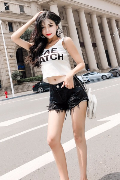 Standardse vöökoha ja rebenenud motiividega lühikeste teksade uus mudel