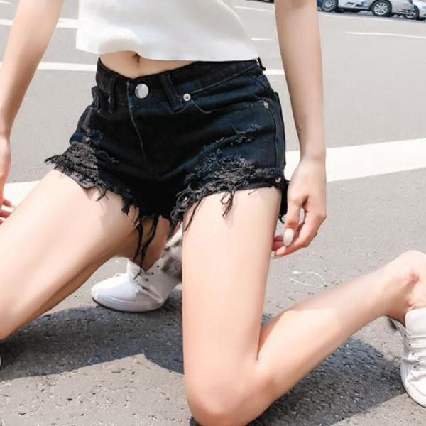 Standardse vöökoha ja rebenenud motiividega lühikeste teksade uus mudel