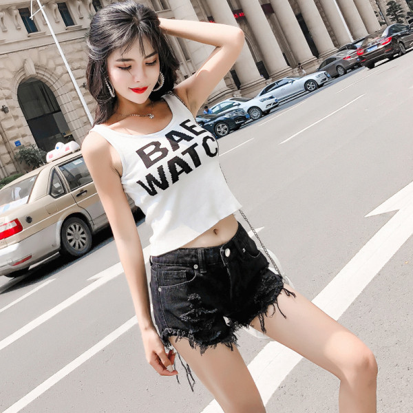 Standardse vöökoha ja rebenenud motiividega lühikeste teksade uus mudel