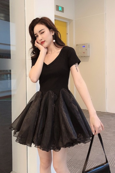 Uus mudel lühike must kleit V-kaelusega ja tülliga