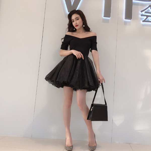 Uus mudel lühike must kleit V-kaelusega ja tülliga