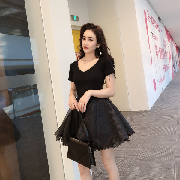 Uus mudel lühike must kleit V-kaelusega ja tülliga