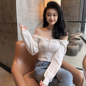 Valge naiste pluus, millel on langenud varrukad ja lipsud