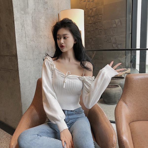 Valge naiste pluus, millel on langenud varrukad ja lipsud