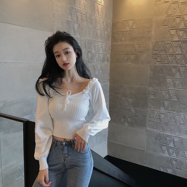 Valge naiste pluus, millel on langenud varrukad ja lipsud