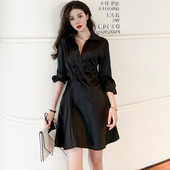 Must naiste satiinkleit klassikalise krae ja nööpidega