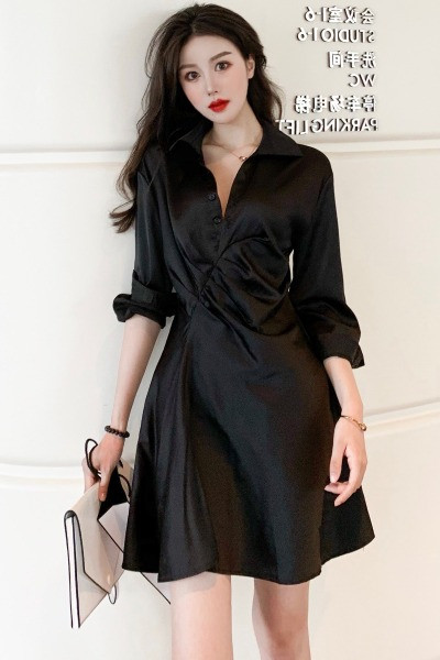 Must naiste satiinkleit klassikalise krae ja nööpidega