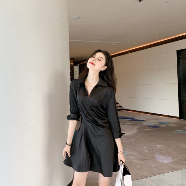 Must naiste satiinkleit klassikalise krae ja nööpidega