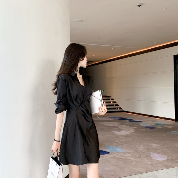 Must naiste satiinkleit klassikalise krae ja nööpidega