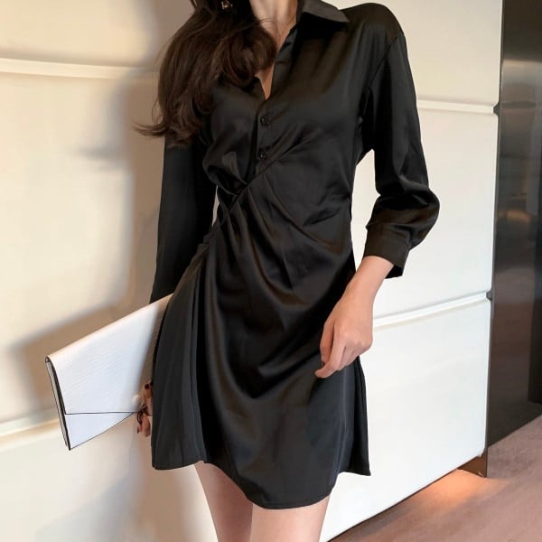 Must naiste satiinkleit klassikalise krae ja nööpidega