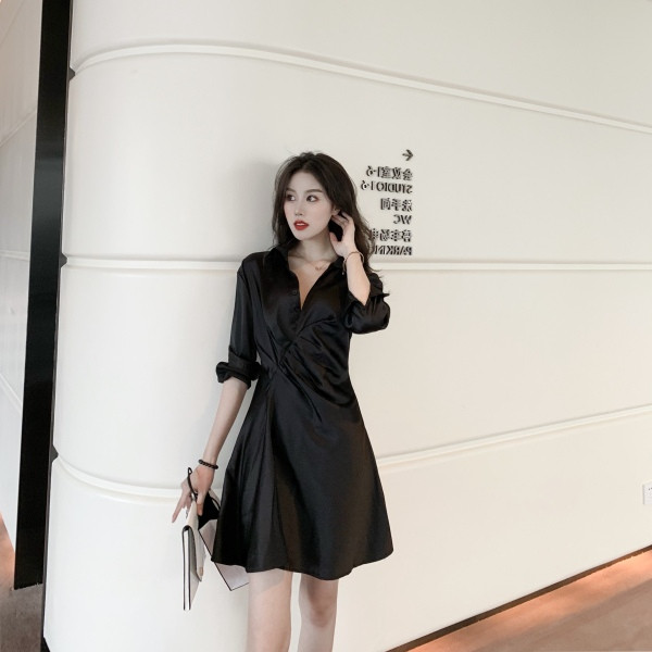 Must naiste satiinkleit klassikalise krae ja nööpidega