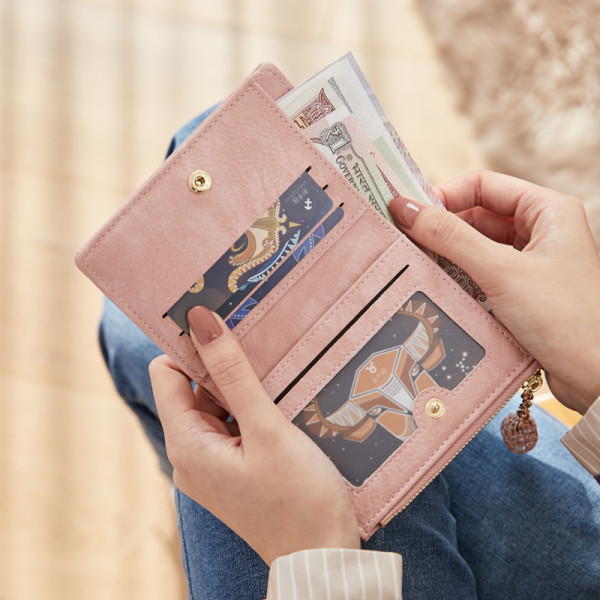 Mindennapi kis pénztárca öko bőrből, fém medállal