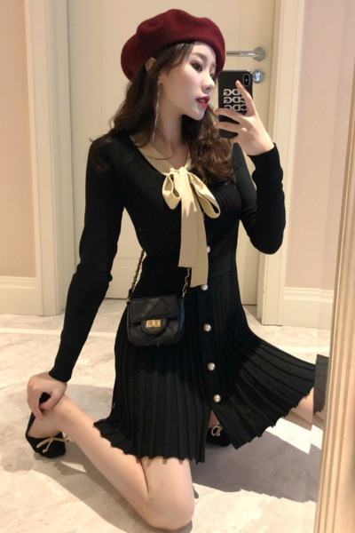 Fekete női ruha gallérral, szalaggal, redős aljával